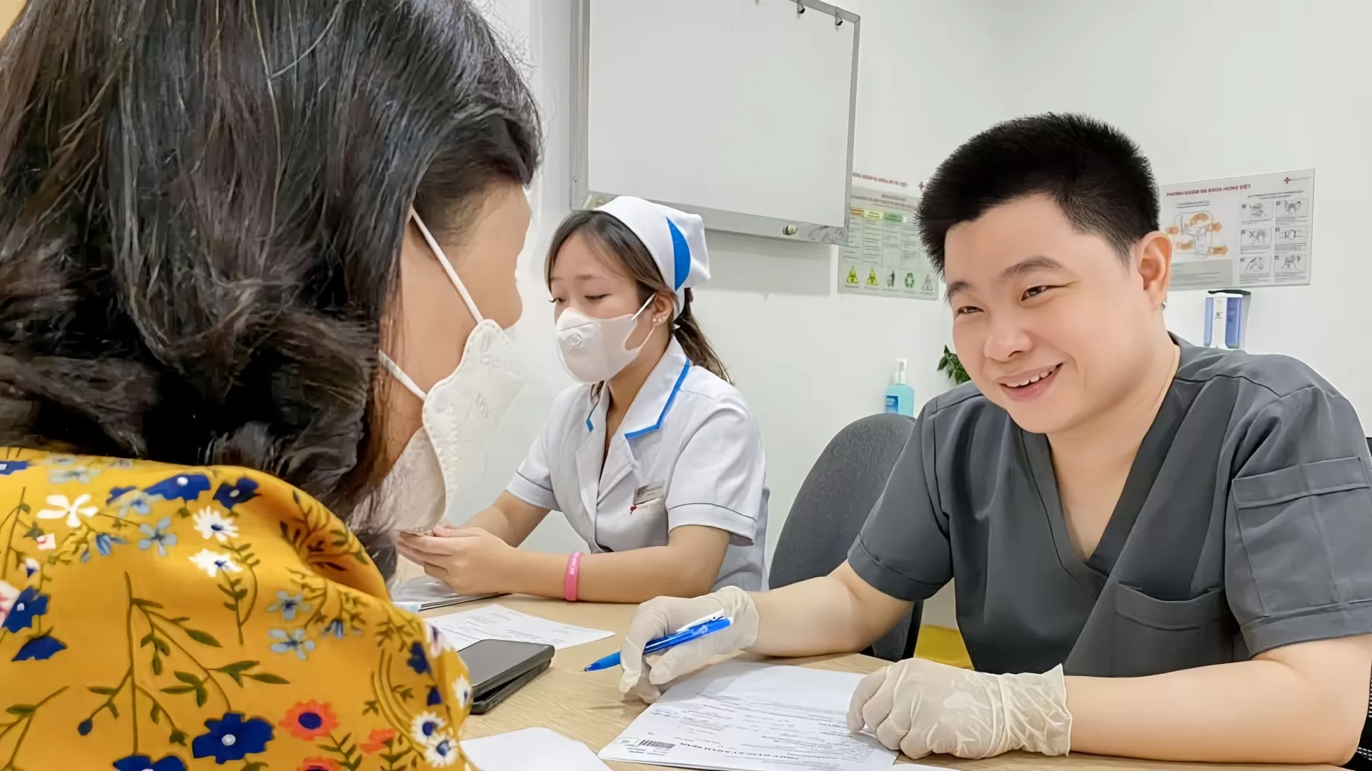 Rụng t&oacute;c do stress: Dấu hiệu v&agrave; c&aacute;ch xử l&yacute; đ&uacute;ng từ gốc