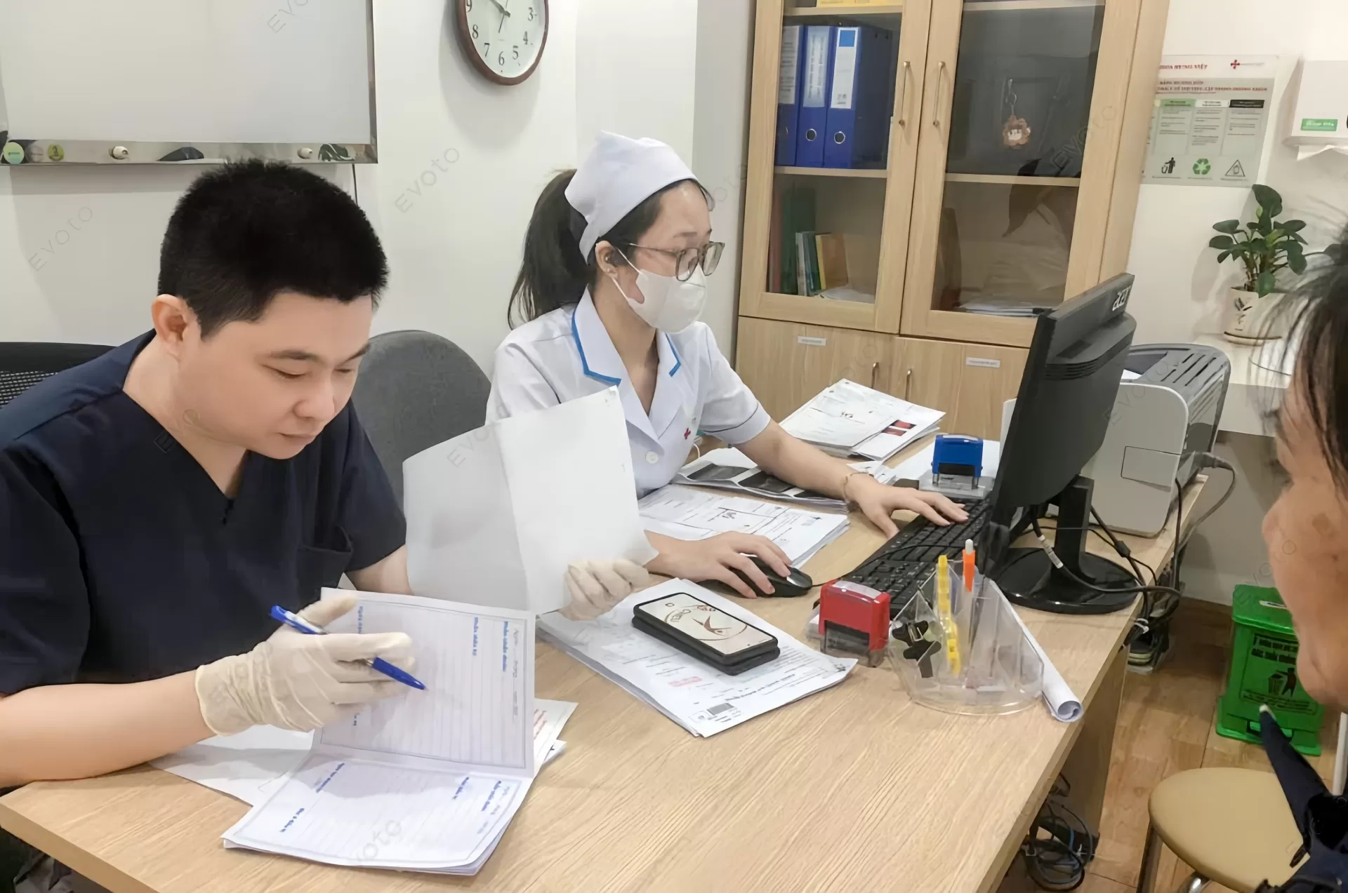 Rụng t&oacute;c v&agrave;nh m&oacute;ng ngựa: dấu hiệu bạn đang bỏ qua mỗi ng&agrave;y
