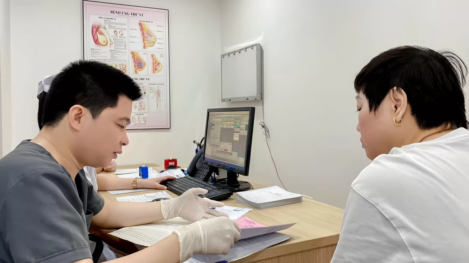 Bướu gi&aacute;p đơn thuần: Nguy hiểm hay kh&ocirc;ng cần lo lắng?