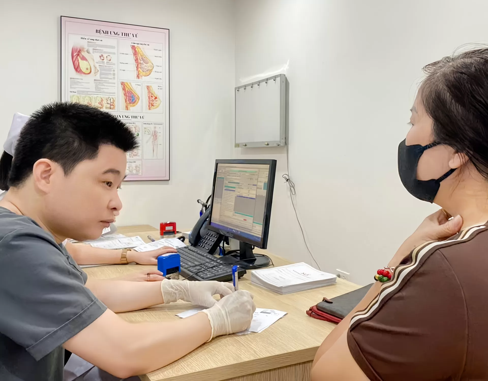 Tóc thưa mỏng toàn đầu không phải hói: Dấu hiệu quan trọng bạn cần biết