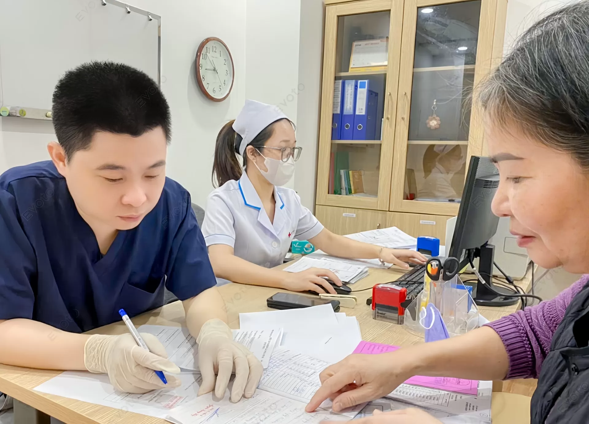 Rụng tóc sau sinh bao lâu thì hết? Đừng hoảng sợ trước khi hiểu điều này