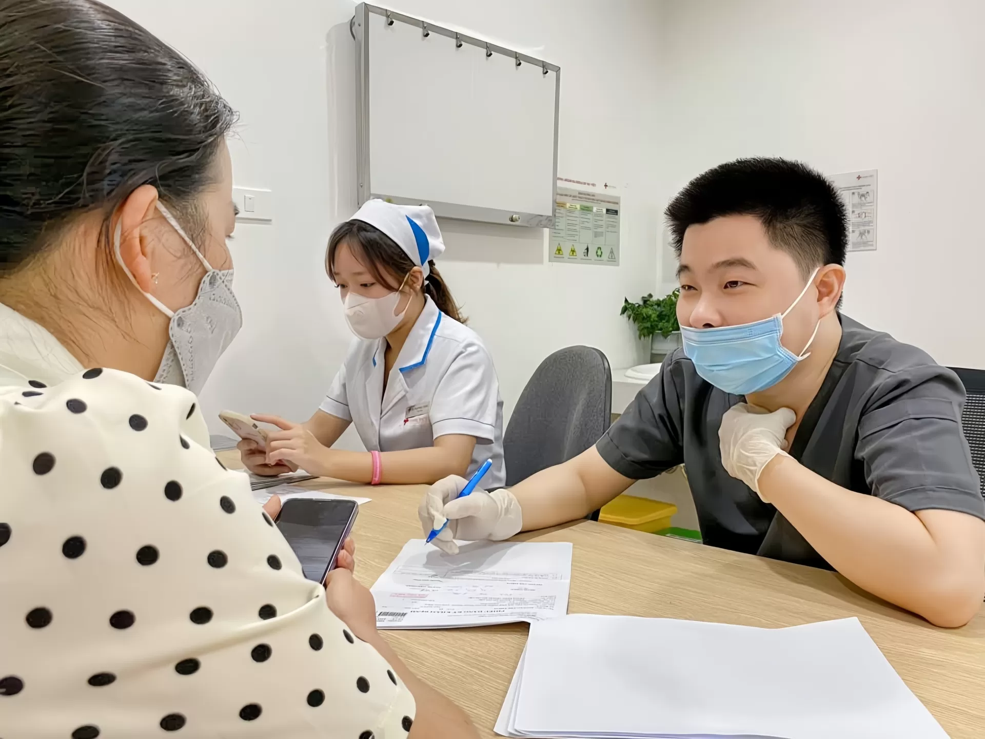 Rụng tóc ở phụ nữ sau 30: Đừng vội nghĩ là thiếu chất