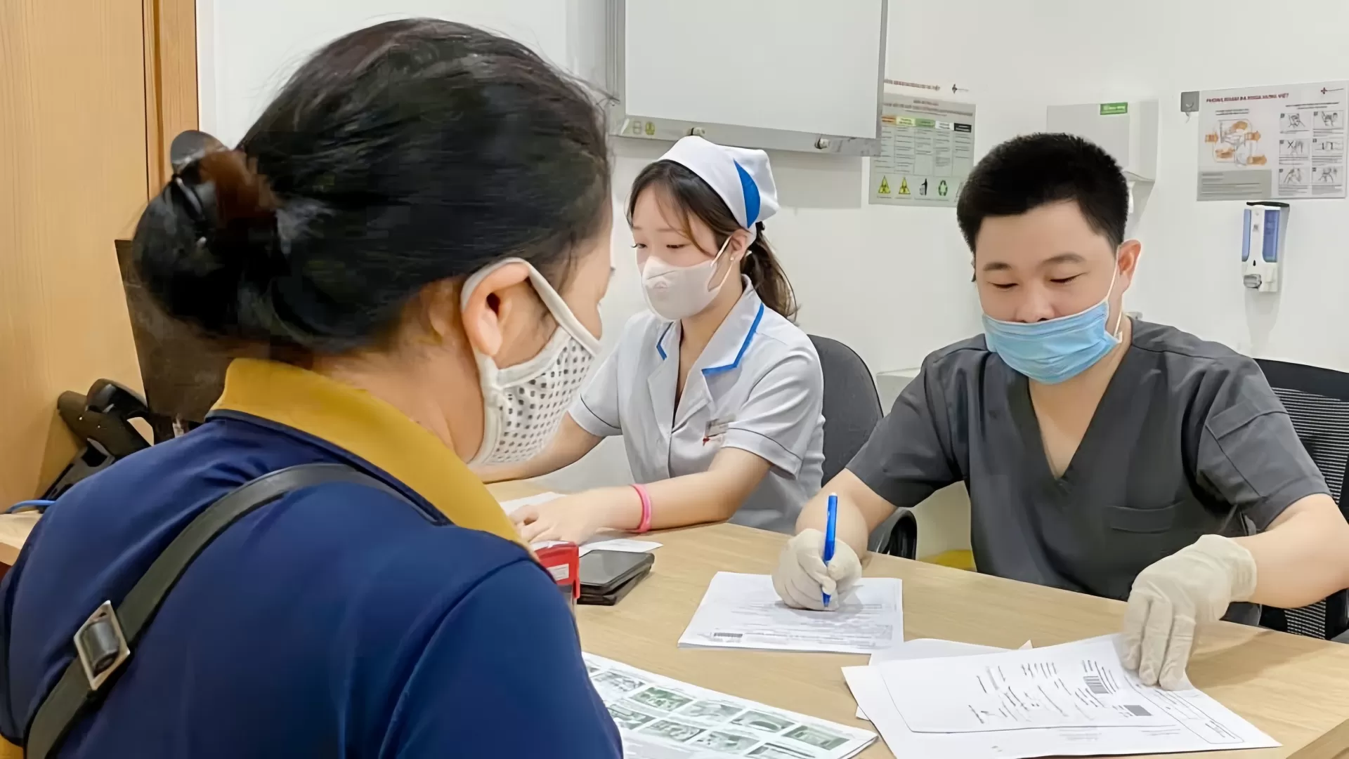 Rụng tóc sau sinh bao lâu thì hết? Đừng để thêm 1 ngày nữa