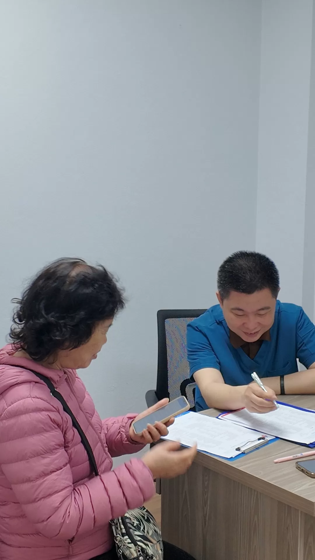 Rụng tóc do nội tiết tố: Tại sao uống thuốc mãi không khỏi?